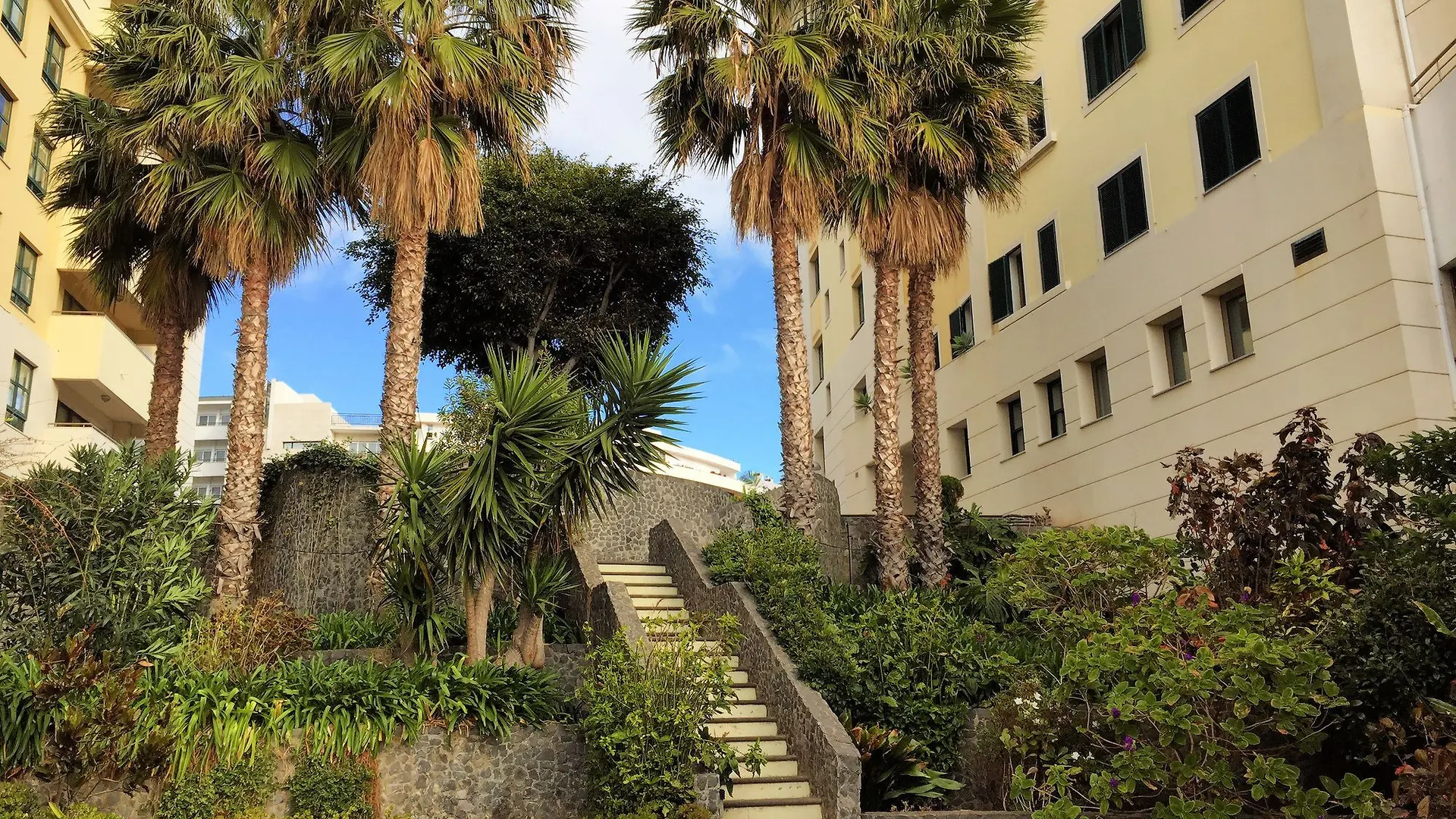 Finest Rentals - Beachfront Penthouse Funchal  Portugalia